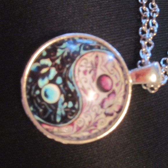 SALE!! yinyang shape cabochan glass necklace NWOT - Picture 4 of 8